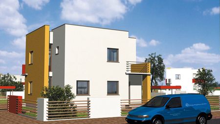 Красочный жилой дом с балконами